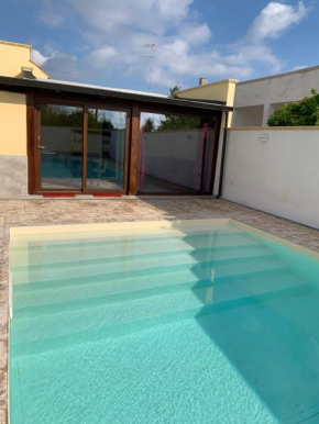Appartamento in villa con piscina a 700m dal mare Lendinuso